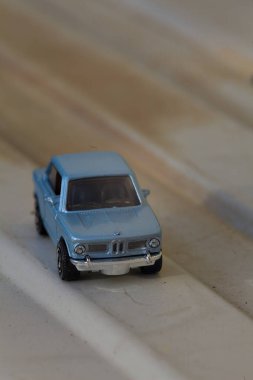 Mantova, İtalya - 27. Nisan 2025 - 1 / 64 Kibrit kutusu kopyası 1969 BMW 2002 beyaz metal bir plaka üzerine