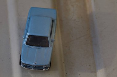 Mantova, İtalya - 27. Nisan 2025 - 1 / 64 Kibrit kutusu kopyası 1969 BMW 2002 beyaz metal bir plaka üzerine