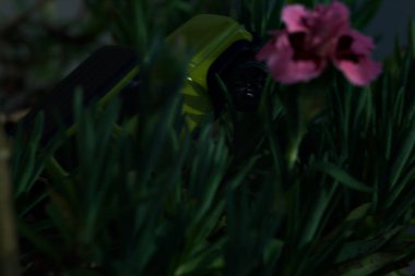 Mantova, İtalya - 27 Nisan 2025 - 1 / 64 Majorette kopyası çiçek açan karanfil vazosundaki Suzuki Jimny