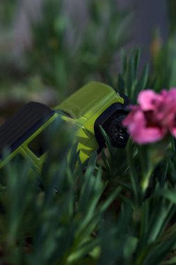 Mantova, İtalya - 27 Nisan 2025 - 1 / 64 Majorette kopyası çiçek açan karanfil vazosundaki Suzuki Jimny