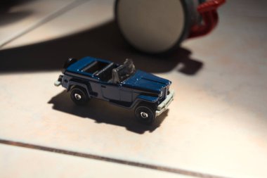 Mantova, İtalya - 28. Nisan 2025 - 1 / 64 Kibrit kutusu kopyası Bir Willys cipinin döşeme fayansının üzerinde