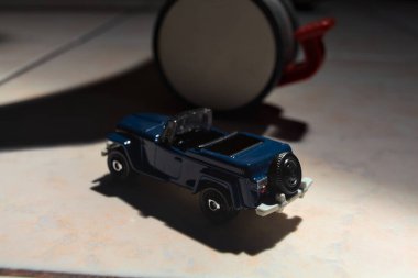 Mantova, İtalya - 28. Nisan 2025 - 1 / 64 Kibrit kutusu kopyası Bir Willys cipinin döşeme fayansının üzerinde