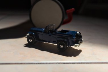 Mantova, İtalya - 28. Nisan 2025 - 1 / 64 Kibrit kutusu kopyası Bir Willys cipinin döşeme fayansının üzerinde