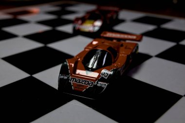 Mantova, İtalya - 29th APRIL 2025 - 1 / 64 Hot Wheels replicas of two Mazda 787B on a ışıltılı kontrol edilmiş folyo simülasyon simülasyonu
