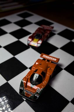 Mantova, İtalya - 29th APRIL 2025 - 1 / 64 Hot Wheels replicas of two Mazda 787B on a ışıltılı kontrol edilmiş folyo simülasyon simülasyonu