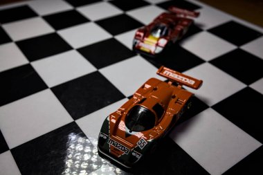 Mantova, İtalya - 29th APRIL 2025 - 1 / 64 Hot Wheels replicas of two Mazda 787B on a ışıltılı kontrol edilmiş folyo simülasyon simülasyonu