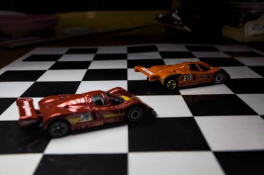 Mantova, İtalya - 29th APRIL 2025 - 1 / 64 Hot Wheels replicas of two Mazda 787B on a ışıltılı kontrol edilmiş folyo simülasyon simülasyonu