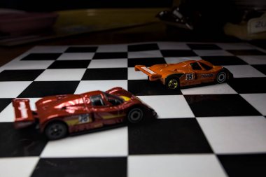 Mantova, İtalya - 29th APRIL 2025 - 1 / 64 Hot Wheels replicas of two Mazda 787B on a ışıltılı kontrol edilmiş folyo simülasyon simülasyonu