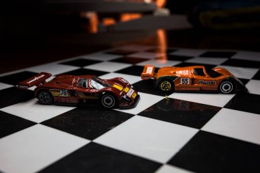 Mantova, İtalya - 29th APRIL 2025 - 1 / 64 Hot Wheels replicas of two Mazda 787B on a ışıltılı kontrol edilmiş folyo simülasyon simülasyonu