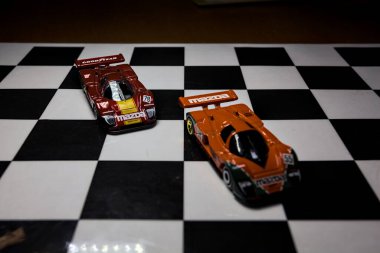 Mantova, İtalya - 29th APRIL 2025 - 1 / 64 Hot Wheels replicas of two Mazda 787B on a ışıltılı kontrol edilmiş folyo simülasyon simülasyonu
