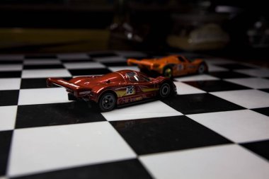 Mantova, İtalya - 29th APRIL 2025 - 1 / 64 Hot Wheels replicas of two Mazda 787B on a ışıltılı kontrol edilmiş folyo simülasyon simülasyonu