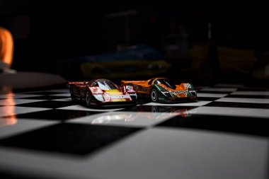 Mantova, İtalya - 29th APRIL 2025 - 1 / 64 Hot Wheels replicas of two Mazda 787B on a ışıltılı kontrol edilmiş folyo simülasyon simülasyonu