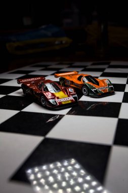Mantova, İtalya - 29th APRIL 2025 - 1 / 64 Hot Wheels replicas of two Mazda 787B on a ışıltılı kontrol edilmiş folyo simülasyon simülasyonu