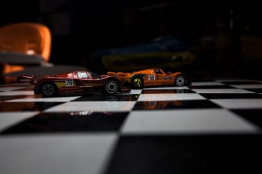 Mantova, İtalya - 29th APRIL 2025 - 1 / 64 Hot Wheels replicas of two Mazda 787B on a ışıltılı kontrol edilmiş folyo simülasyon simülasyonu