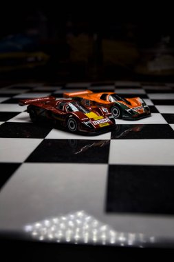 Mantova, İtalya - 29th APRIL 2025 - 1 / 64 Hot Wheels replicas of two Mazda 787B on a ışıltılı kontrol edilmiş folyo simülasyon simülasyonu