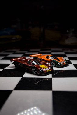 Mantova, İtalya - 29th APRIL 2025 - 1 / 64 Hot Wheels replicas of two Mazda 787B on a ışıltılı kontrol edilmiş folyo simülasyon simülasyonu