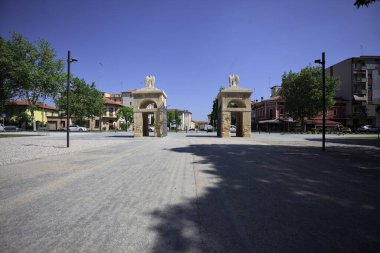 Mantova, İtalya - 1. Mart 2025 - Güneşli bir günde bir parkın girişinde bir caddenin kenarında açık kapı