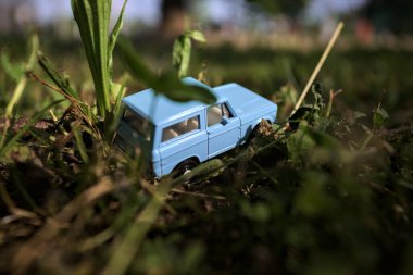 Mantova, İtalya - 1. Mart 2025 - 1 / 64 Kibrit kutusu kopyası 1970 Ford Bronco 'nun çimenlerin üzerinde bir çim kavisinin altında tahta bir sopa üzerinde