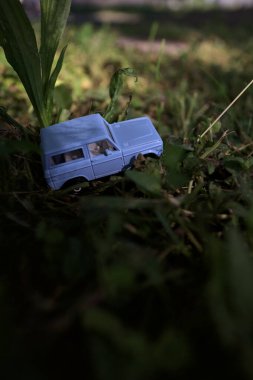 Mantova, İtalya - 1. Mart 2025 - 1 / 64 Kibrit kutusu kopyası 1970 Ford Bronco 'nun çimenlerin üzerinde bir çim kavisinin altında tahta bir sopa üzerinde