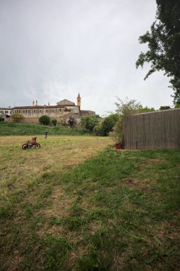 Grazie sul Mincio, İtalya - 4 Mart 2025 - Bulutlu bir günde altında bir tarladan görülen ağaçlarla çevrili Aziz Meryem Ana Sığınağı