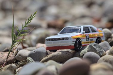 Mantova, İtalya - 8. Mart 2025 - 1984 Audi Quattro S1 Rallisi 'nin 1 / 64 Sunlit Hot Wheels kopyası