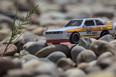 Mantova, İtalya - 8. Mart 2025 - 1984 Audi Quattro S1 Rallisi 'nin 1 / 64 Sunlit Hot Wheels kopyası