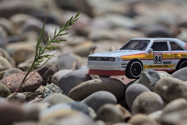 Mantova, İtalya - 8. Mart 2025 - 1984 Audi Quattro S1 Rallisi 'nin 1 / 64 Sunlit Hot Wheels kopyası