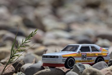Mantova, İtalya - 8. Mart 2025 - 1984 Audi Quattro S1 Rallisi 'nin 1 / 64 Sunlit Hot Wheels kopyası