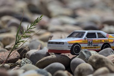 Mantova, İtalya - 8. Mart 2025 - 1984 Audi Quattro S1 Rallisi 'nin 1 / 64 Sunlit Hot Wheels kopyası