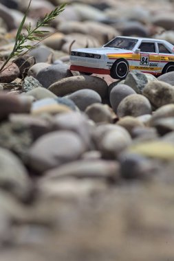 Mantova, İtalya - 8. Mart 2025 - 1984 Audi Quattro S1 Rallisi 'nin 1 / 64 Sunlit Hot Wheels kopyası