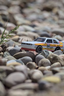 Mantova, İtalya - 8. Mart 2025 - 1984 Audi Quattro S1 Rallisi 'nin 1 / 64 Sunlit Hot Wheels kopyası