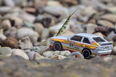 Mantova, İtalya - 8. Mart 2025 - 1984 Audi Quattro S1 Rallisi 'nin 1 / 64 Sunlit Hot Wheels kopyası