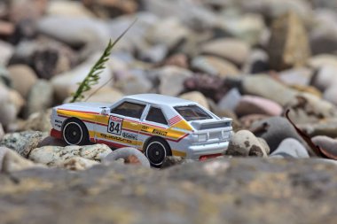 Mantova, İtalya - 8. Mart 2025 - 1984 Audi Quattro S1 Rallisi 'nin 1 / 64 Sunlit Hot Wheels kopyası