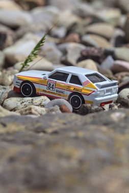 Mantova, İtalya - 8. Mart 2025 - 1984 Audi Quattro S1 Rallisi 'nin 1 / 64 Sunlit Hot Wheels kopyası