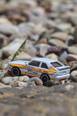 Mantova, İtalya - 8. Mart 2025 - 1984 Audi Quattro S1 Rallisi 'nin 1 / 64 Sunlit Hot Wheels kopyası