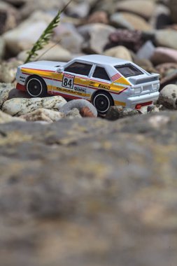 Mantova, İtalya - 8. Mart 2025 - 1984 Audi Quattro S1 Rallisi 'nin 1 / 64 Sunlit Hot Wheels kopyası