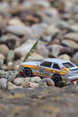 Mantova, İtalya - 8. Mart 2025 - 1984 Audi Quattro S1 Rallisi 'nin 1 / 64 Sunlit Hot Wheels kopyası