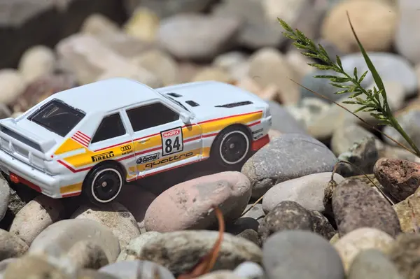 Mantova, İtalya - 8. Mart 2025 - 1984 Audi Quattro S1 Rallisi 'nin 1 / 64 Sunlit Hot Wheels kopyası
