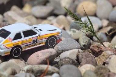 Mantova, İtalya - 8. Mart 2025 - 1984 Audi Quattro S1 Rallisi 'nin 1 / 64 Sunlit Hot Wheels kopyası