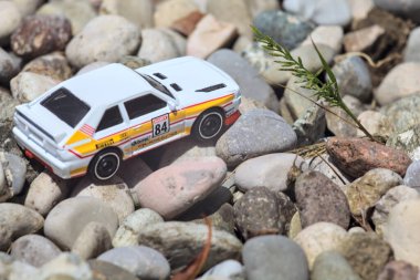 Mantova, İtalya - 8. Mart 2025 - 1984 Audi Quattro S1 Rallisi 'nin 1 / 64 Sunlit Hot Wheels kopyası