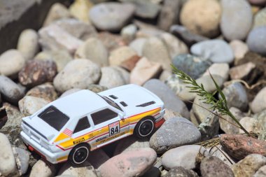 Mantova, İtalya - 8. Mart 2025 - 1984 Audi Quattro S1 Rallisi 'nin 1 / 64 Sunlit Hot Wheels kopyası