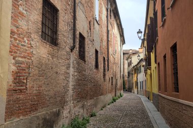 Bir İtalyan şehrinde bulutlu bir günde gölgede dar bir patika.