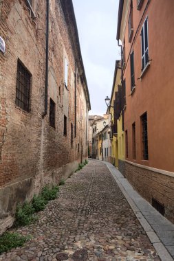 Bir İtalyan şehrinde bulutlu bir günde gölgede dar bir patika.