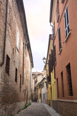 Bir İtalyan şehrinde bulutlu bir günde gölgede dar bir patika.