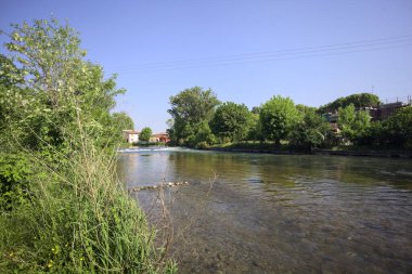 Çimenli olanla İtalyan kırsalındaki bir parktaki orijinal toprak arasındaki gölgeden ayrılın.