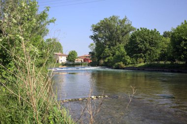 Çimenli olanla İtalyan kırsalındaki bir parktaki orijinal toprak arasındaki gölgeden ayrılın.