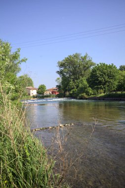 Çimenli olanla İtalyan kırsalındaki bir parktaki orijinal toprak arasındaki gölgeden ayrılın.