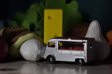 Mantova, İtalya - 22ND MAYIS 2025 - arkasında oyuncak yiyecekler olan gri bir Citroen HY yemek kamyonunun kopyası