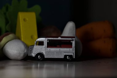 Mantova, İtalya - 22ND MAYIS 2025 - arkasında oyuncak yiyecekler olan gri bir Citroen HY yemek kamyonunun kopyası