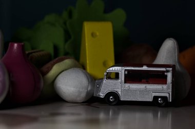 Mantova, İtalya - 22ND MAYIS 2025 - arkasında oyuncak yiyecekler olan gri bir Citroen HY yemek kamyonunun kopyası